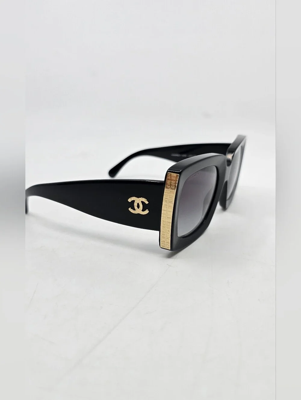 CHANEL good see